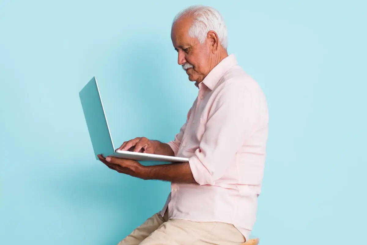 senior-man-stool-laptop