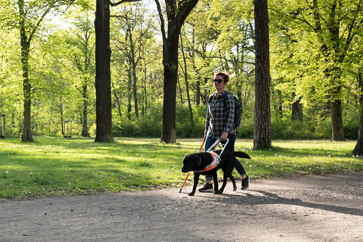 visually-impaired-woman-guide-dog