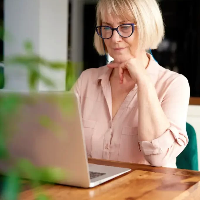 woman-with-laptop-pink-shirt